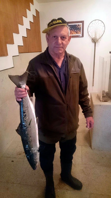 Juan Rodríguez Pereira, de A Estrada, saca un salmón de 3,397 kg a cucharilla en el puesto de O Penedo, coto de Ximonde.