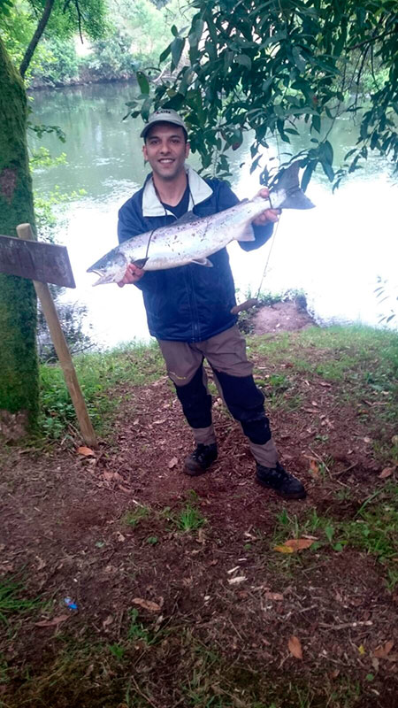 Ramiro González Santiago, de Brión, saca un salmón de 4,346 kg a cucharilla en el puesto de Cubelas, coto de Ximonde.