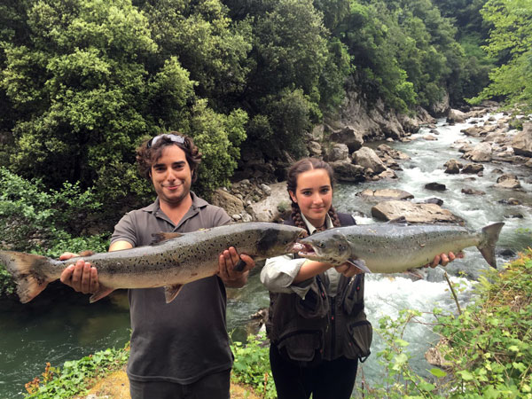 María Alonso y Jaime Martín, con unos salmones precintados en el Matadero río Deva