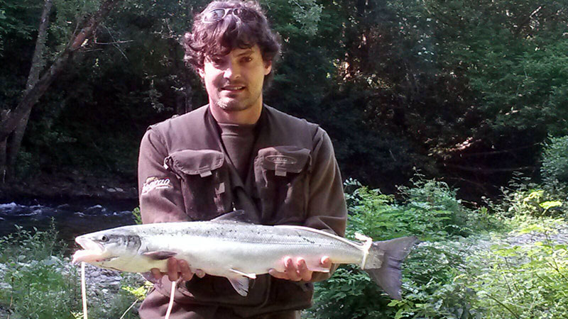 Manuel Fraga Platas, de La Coruña, saca un salmón de 3,100 kg a cucharilla en el pozo de las Chalanas, Lote 3 de A Pontenova.