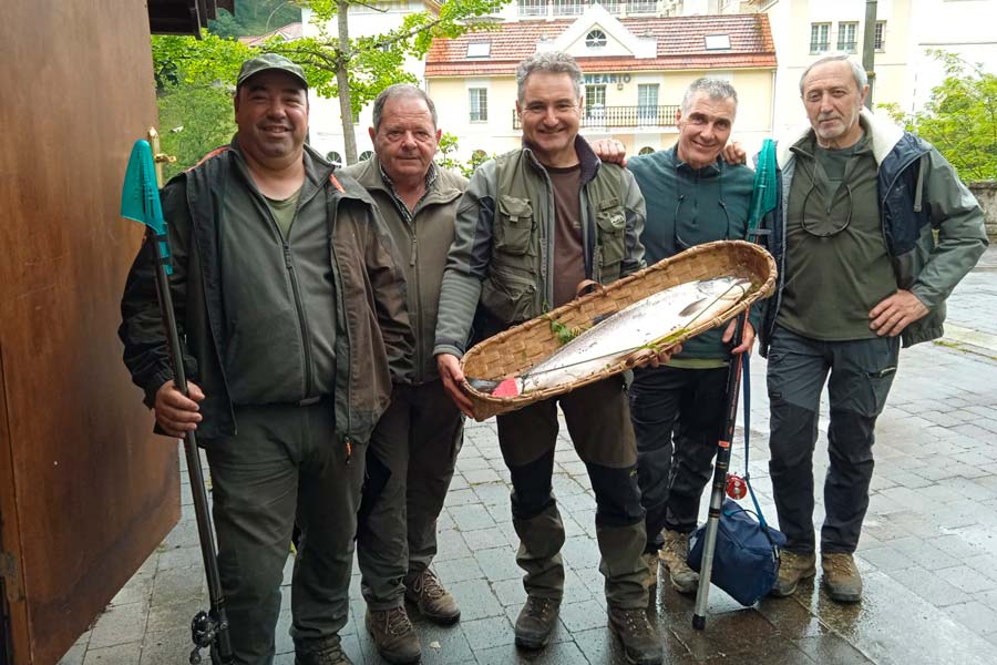 Salmón pescado en Covanchón Jornada salmonera del día 19 de mayo